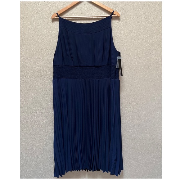 Maggy London Women's Crepe Smocked Pleated Sun Dress Size 18 W - Picture 4 of 11